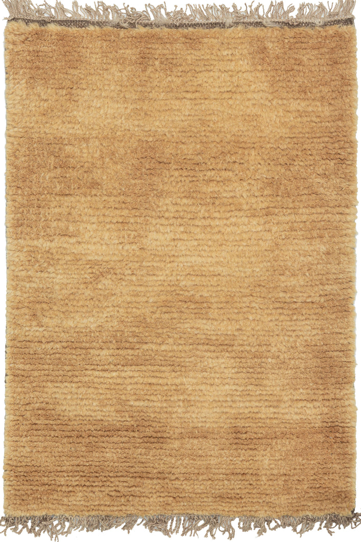 This Anatolian rug was handwoven in Western Turkiye in 2024. 

It was handwoven using small-batch wool that has been handspun and naturally dyed. The golden yellow dyestuff is derived from chamomile and other locally foraged flowers.A true celebration of traditional techniques and natural dyeing.